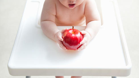 copilul ține un măr